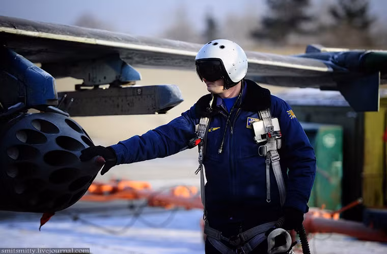 Giống nhiều mẫu máy bay chiến đấu được Liên Xô phát triển lúc đó, Su-25 cũng được phát triển thành hai biến thể một chỗ ngồi và hai chỗ ngồi, trong đó đa phần các biến thể hai chỗ ngồi là dành cho hoạt động huấn luyện như Su-25UB hay Su-25UBM.