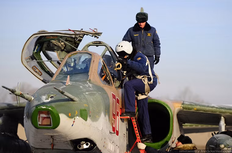 Không quân Nga hiện tại duy trì phi đội hơn 280 chiếc Su-25 với nhiều biến thể khác nhau và số liệu này là từ năm 2008. Đến năm 2013 chỉ có khoảng 60 chiếc Su-25 được nâng cấp lên biến thể Su-25SM. Chương trình nâng cấp này chỉ dừng lại ở mức hơn 80 chiếc và sẽ kết thúc vào năm 2020.