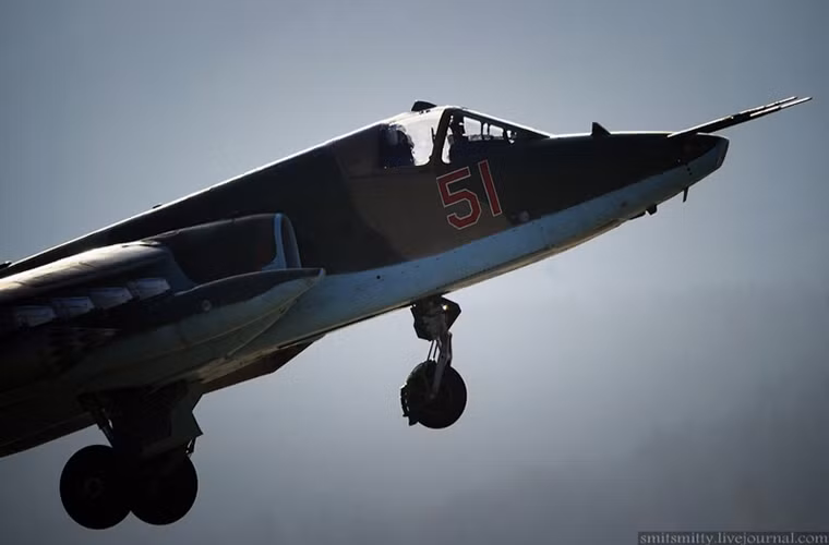 Trong khi đó tại Syria những chiếc Su-25SM của Không quân Nga lại là nổi khiếp sợ của các nhóm phiến quân nổi dậy và cả IS, cho tới thời điểm hiện tại Su-25SM vẫn gần như không thể bị bắn hạ trên bầu trời Syria mặc dù nó luôn tấn công mục tiêu ở tầm bay thấp.