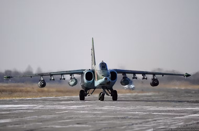 Tuy nhiên điểm nâng cấp quan trọng nhất đối với Su-25SM là việc kho vũ khí của nó được mở rộng với hàng loạt vũ khí mới giúp nó có thể thực hiện nhiều loại nhiệm vụ khác nhau kể cả không chiến với tên lửa không đối không Vympel R-73.