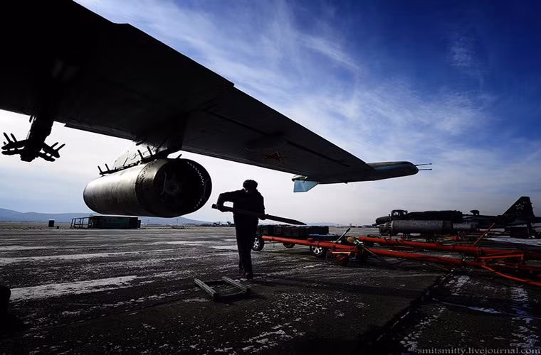Những chiếc cường kích Su-25 được Không quân Liên Xô đưa vào trang bị lần đầu tiên vào đầu những năm 1981 và nó là một trong những dòng máy bay tấn công mặt đất hiệu quả nhất của Liên Xô lúc đó. Su-25 góp mặt trong hầu hết các cuộc xung đột vũ trang lớn trên thế giới trong giai đoạn cuối Chiến tranh Lạnh và kể cả các cuộc chiến tranh gần đây.