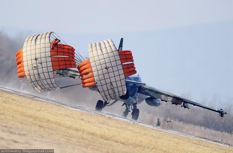 Su-25SM có thể được xem là biến thể hiện đại hóa mạnh mẽ nhất của Su-25 hiện nay với hàng loạt cải tiến nhất là trong việc nâng cấp lại hệ thống trang thiết bị điện tử lỗi thời của Su-25. Bên cạnh đó hệ thống động cơ phản lực R-95Sh cũng được nâng cấp giúp Su-25SM hoạt động ổn định hơn và giảm thời gian bảo trì từ 25%-30% so với trước đây.