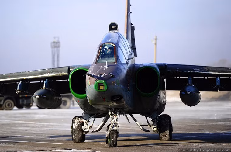Không quân Iraq dù chỉ sở hữu hơn 10 chiếc Su-25 mới mua từ Nga nhưng phi đội máy bay cường kích này đã giúp quân chính phủ Iraq đánh bại IS trên hàng loạt chiến trường quan trọng vào cuối 2014 và đầu năm 2015.