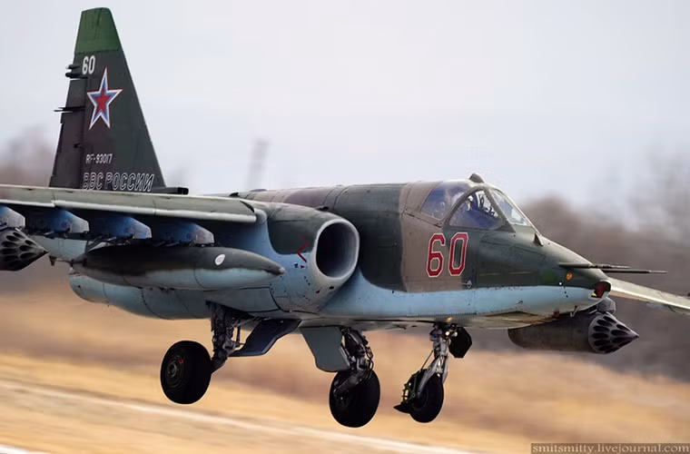 Chiếc Su-25SM hạ cánh an toàn sau khi kết thúc buổi huấn luyện chiến thuật của mình.