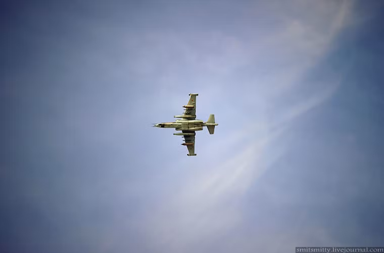 Hình ảnh chiếc Su-25SM khi nhìn từ dưới mặt đất.