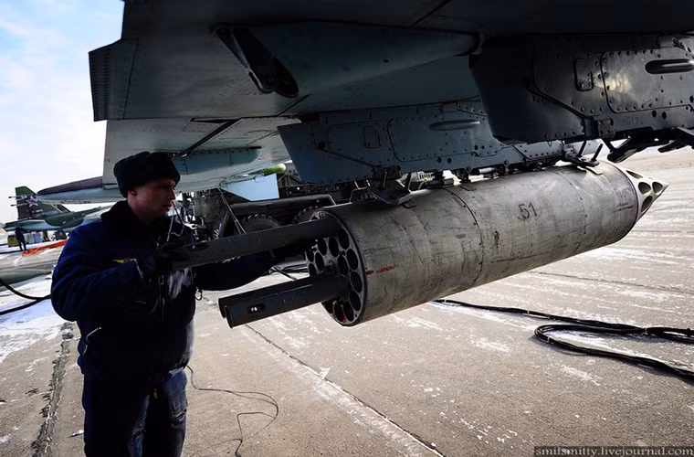 Trong ảnh là nhân viên mặt đất tại Chernigovka đang nạp đạn rocket B8M1 80mm cho một chiếc Su-25SM tham gia huấn luyện bắn đạn thật.