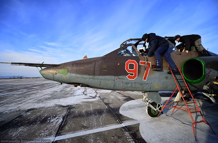 Với 11 giá treo vũ khí một chiếc Su-25SM có thể mang theo tới 4 tấn vũ khí các loại trong đó đa phần là các loại bom thông dụng, rocket phóng loạt và cả các loại tên lửa hay bom dẫn đường thông minh như KAB-500KR hoặc Kh-29.