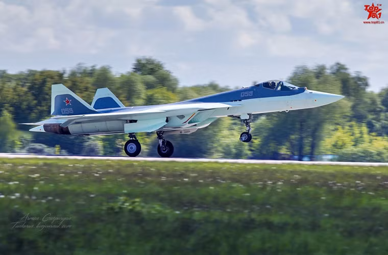 Sukhoi T-50 được thiết kế để có thể tác chiến đa năng trong mọi nhiệm vụ với kho vũ khí khá đa dạng, cùng với đó là hệ thống trang thiết bị điện tử tiên tiến.