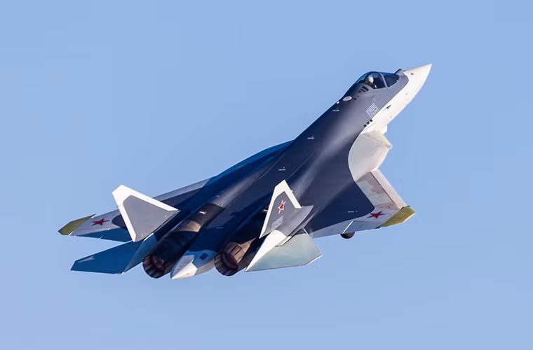 Thiết kế chính thức của dòng chiến đấu cơ tàng hình này được thông qua vào năm 2009 và chỉ gần một năm sau đó nguyên mẫu PAK FA đầu tiên cất cánh vào tháng 1/2010.