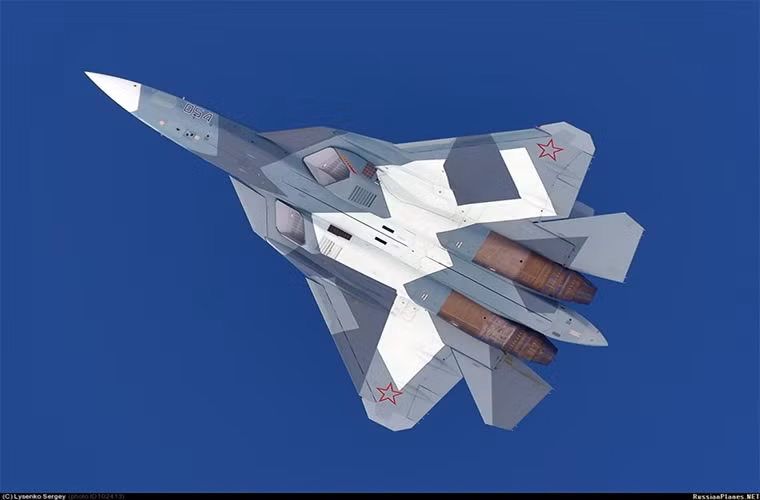 Ngoài ra lớp sơn ngụy trang của Sukhoi T-50 cũng được thiết kế đặc biệt giúp nó phần nào đó khó có thể quan sát bằng mắt thường.