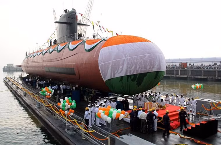 Theo tạp chí quân sự Jane’s đưa tin, tàu ngầm lớp Scorpene đầu tiên được Ấn Độ đóng mới theo giấy phép sản xuất của hãng DCNS đã bắt đầu quá trình thử nghiệm trên biển đầu tiên của mình ngoài khơi phía tây Mumbai trước khi được Hải quân Ấn Độ đưa vào trang bị vào cuối năm nay.