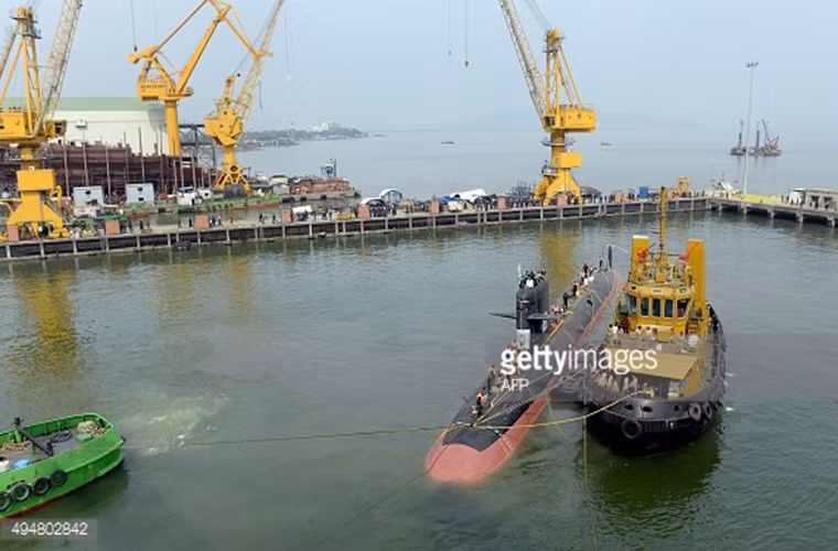 Trong vài tháng tới tàu ngầm này cũng sẽ được thử nghiệm hệ thống vũ khí, hệ thống trinh sát, khả năng hoạt động dài ngày trên biển, và một trong những thử nghiệm quan trọng đối với INS Kalvari là độ ồn khi hoạt động của nó.