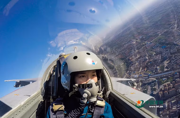 Nữ phi công lái máy bay chiến đấu không còn là điều gì đó quá xa lạ trên thế giới tuy nhiên với các dòng máy bay ném bom hay tiêm kích bom lại là một điều khác do tính chất đặc biệt của nó. Và các nữ phi công Trung Quốc đã chứng minh được mình không hề kém cạnh các đồng nghiệp nam trong bất kỳ nhiệm vụ nào.