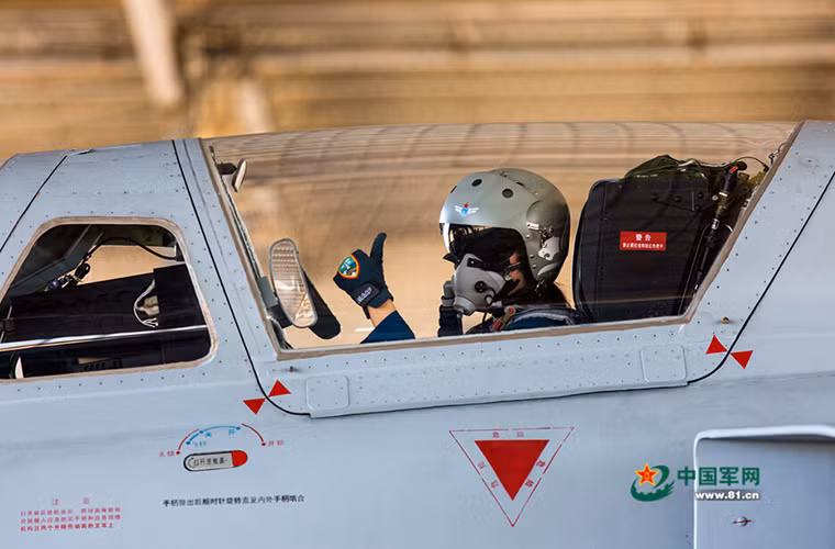 Trong ảnh là một nữ phi công Trung Quốc trên JH-7B ở vị trí phi công phụ điều khiển hệ thống vũ khí.