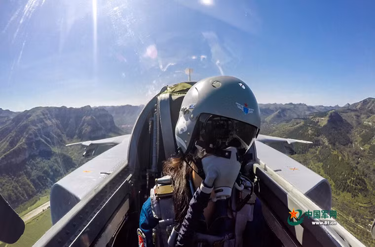 Hiện tại cả Không quân lẫn Hải quân Trung Quốc đều đang duy trì các phi đội JH-7A và JH-7B. Trong đó JH-7B là biến thể hiện đại hóa với hệ thống điện tử được nâng cấp cùng hệ thống động cơ, ngoài ra khung thân và vật liệu chế tạo máy bay cũng được thay đổi.