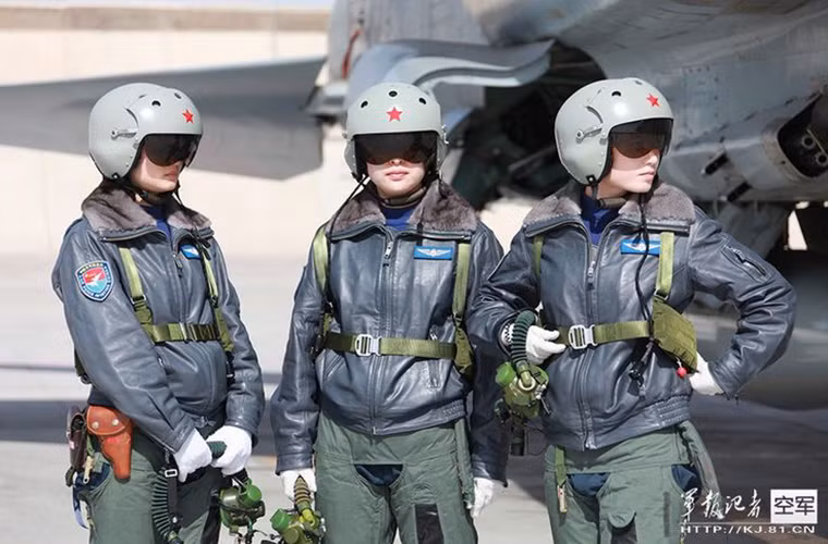 Xian JH-7 được xem là dòng tiêm kích bom hiện đại nhất của Quân đội Trung Quốc hiện nay, nó phục vụ trong cả Không quân và Không quân Hải quân Trung Quốc với số lượng lên tới 240 chiếc. Tuy nhiên điều khiến JH-7 của Trung Quốc trở nên đặc biệt hơn là chính là sự xuất hiện của phi đội toàn là phi công nữ điều khiển dòng tiêm kích bom này.