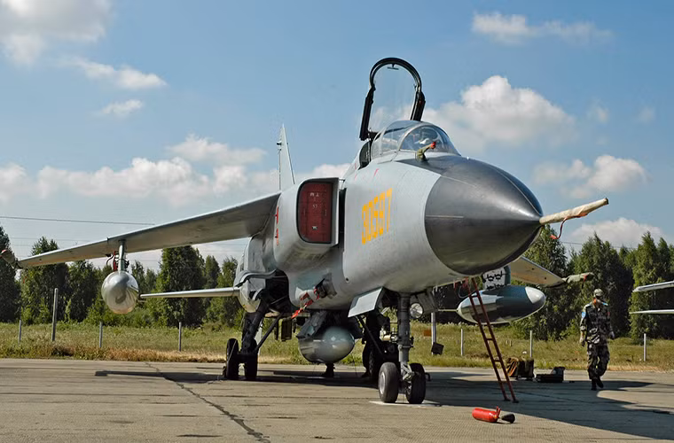 Mẫu tiêm kích bom này có khả năng mang theo tối đa 6.5 tấn vũ khí và được trang bị một pháo tự động GSh-23 23mm, nó có thể mang theo nhiều loại bom và tên lửa tấn công khác nhau nổi bật nhất trong số đó có thể kể tới tên lửa chống hạm C-802.