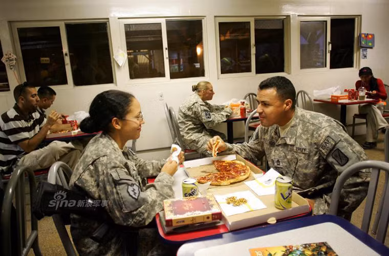 Bên trong một cửa hàng Pizza Hut tại Bagram.