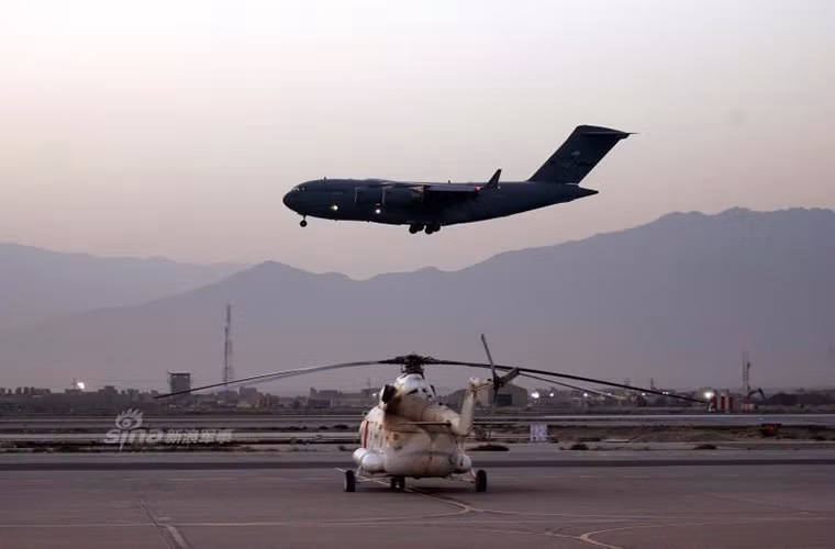 Không quân Afghanistan cũng đồn trú tại Bagram với số lượng máy bay hạn chế đa phần là những chiếc trực thăng vận tải Mi-17.