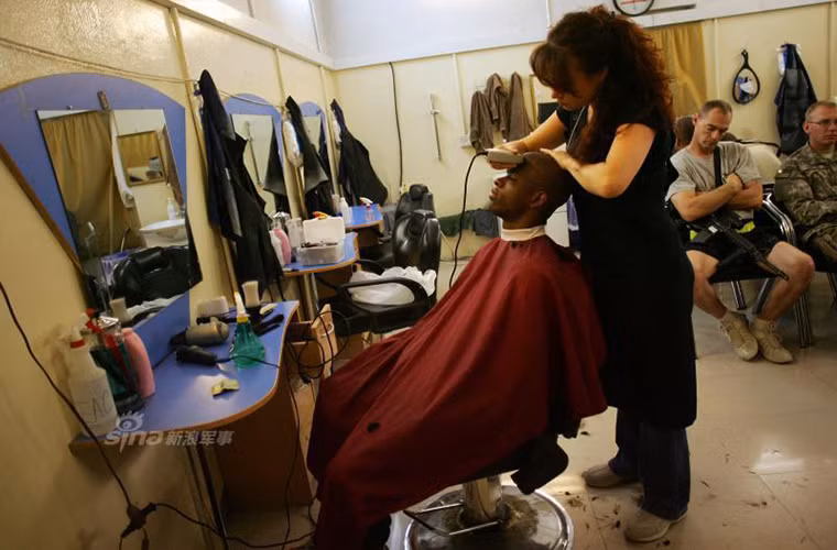 Các binh sĩ cũng có thể thư giãn với một tiệm cắt tóc được đặt ngay trong căn cứ.