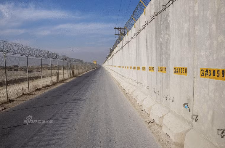 Cận cảnh một phần hệ thống tường bê tông bảo vệ chạy dọc Bagram với chiều dài hàng chục km với 3 lớp bảo vệ và hàng chục tháp canh.