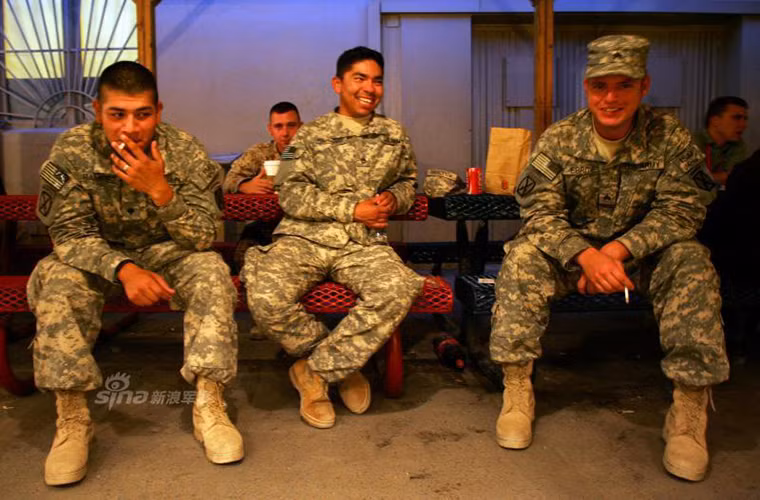Một nhóm binh sĩ Mỹ ngồi thư giãn sau khi kết thúc bữa tối của mình, nhìn chung với binh sĩ Mỹ cuộc sống ở Bagram khá tẻ nhạt.