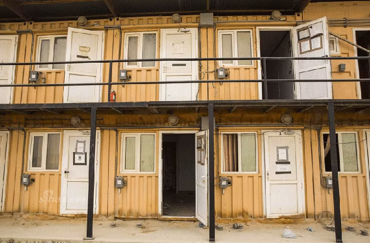 Phòng của sĩ quan hay văn phòng đại diện của các đơn vị tại Bagram được bố trí khá hơn một chút là trong những tòa nhà hai tầng được xây dựng bằng container.