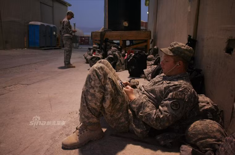 Thậm chí các binh sĩ tạm trú thời gian ngắn chờ máy bay trung chuyển ở Bagram cũng khá vất vả để tìm được một chỗ ngả lưng ở căn cứ quân sự này.