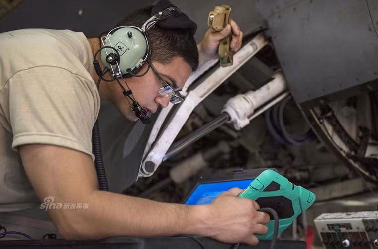 Trong ảnh là một nhân viên kỹ thuật đang bảo dưỡng một chiếc F-16C tại Bagram.