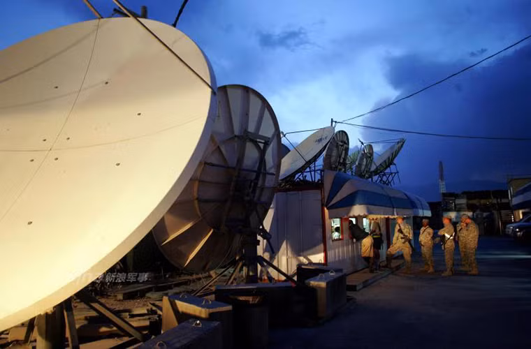 Bagram cũng gắn liền với các bế bối của Quân đội Mỹ về giam giữ người trái phép, tra tấn và ngược đãi tù nhân. Theo số liệu vào năm 2011, Bagram là nơi giam giữ ít nhất 3.000 tù nhân với nhiều thành phần khác nhau từ chỉ huy cao cấp của của al-Qaeda và Taliban cho đến các tay súng nổi dậy.