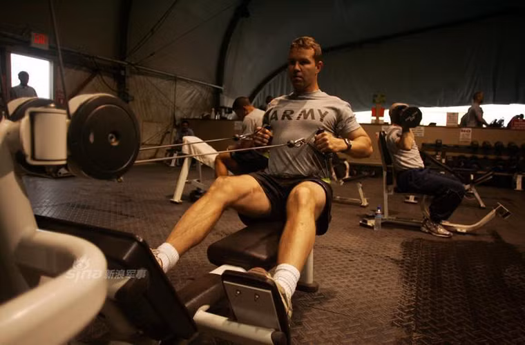 Điều này được thể hiện rõ qua quyết định không kiên cố hóa các khu phức hợp dành cho binh sĩ đồn trú tại Bagram của Quân đội Mỹ, thậm chí nhiều khu vực được xây dựng từ những căn lều bạt cỡ lớn.