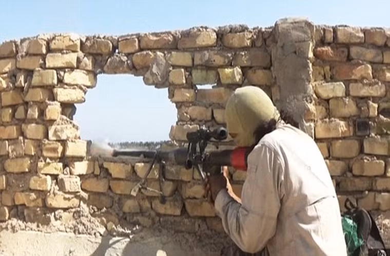 Các mẫu súng trường bắn tỉa hạng nặng này của IS có thiết kế khá đơn giản được làm bằng các ống sắt cỡ lớn, chúng cũng được trang bị kính ngắm và chỉ có thể bắn một viên duy nhất.