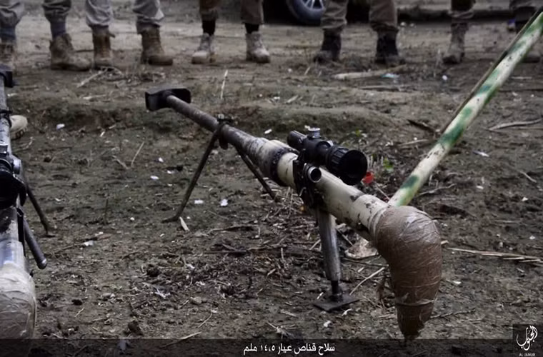 Sau khi Nga tham chiến tại Syria nguồn tài chính từ việc bán dầu lậu của IS cũng tụt giảm đáng kể ảnh hưởng nghiêm trọng tới khả năng tái vũ trang của tổ chức này. Do đó tổ chức khủng bố này bắt đầu tự phát triển các loại vũ khí dành cho riêng mình. Trong ảnh là một khẩu súng trường bắn tỉa tự chế của IS sử dụng kính ngắm của khẩu Dragunov SVD do Nga sản xuất.