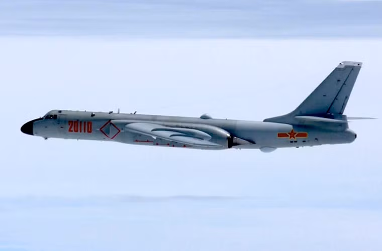 Một chiếc H-6K có thể mang theo tối đa 15 tấn vũ khí với 6 giá treo ở hai bên cánh và kho vũ khí của nó khá đa dạng trong đó nổi bật nhất là các dòng tên lửa chống hạm hoặc tên lửa hành trình như CJ-10, C-601 và CM-802A.