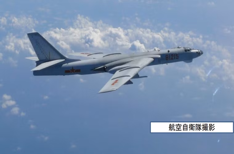 Điểm khác biệt lớn nhất giữa H-6K với các biến thể H-6 khác là vị trí hoa tiêu phía trước loại bỏ và thay vào đó là hệ thống radar giám sát và điều khiển hỏa lực. Phi hành đoàn của H-6K được giữ nguyên với 4 người.