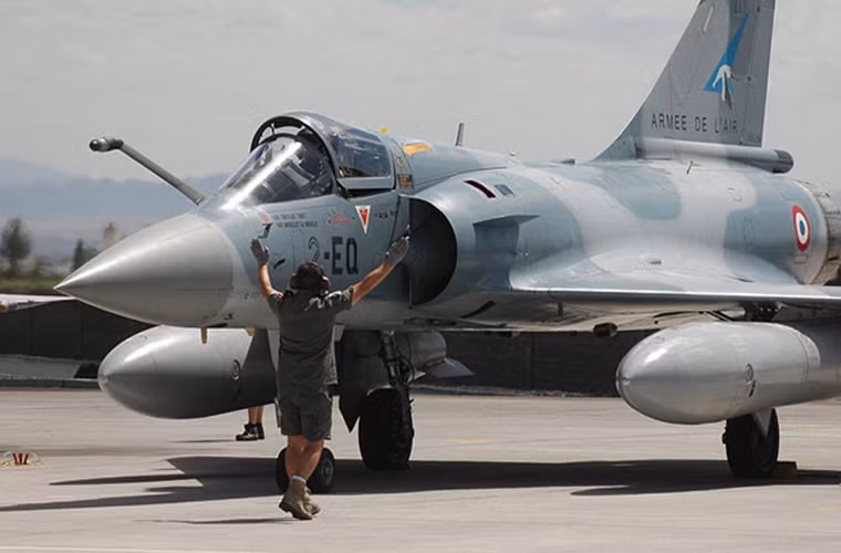 Từ năm 2015 cho đến nay phi đội máy bay chiến đấu của Pháp đóng tại Jordan đã thực hiện hơn 1.360 vụ không kích vào các mục tiêu của IS tại Iraq và cả Syria, bên cạnh đó còn các máy bay chiến đấu từ tàu sân bay Charles de Gaulle tham gia vào chiến dịch này.