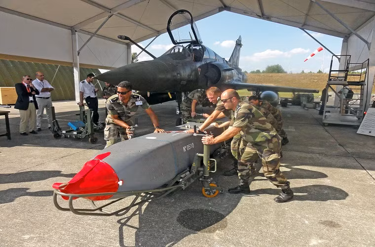 Về cơ bản SCALP-EG và Apache có khá nhiều điểm tương đồng với trọng lượng xấp xỉ nhau khoảng 1,3 tấn và cùng có chiều dài 5,1m. Tên lửa SCALP-EG có tầm bắn lên đến 560km với vận tốc bay 1.000km/h và nó được trang bị một đầu đạn nặng 450kg.