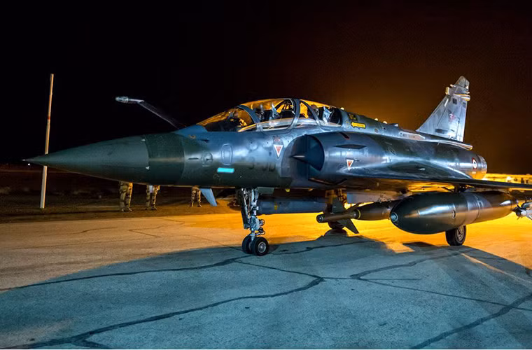 Hiện tại Không quân Pháp có khoảng 86 chiếc Mirage 2000D được đưa vào trang bị từ những năm 1990. Tuy nhiên đây vẫn là một trong những dòng máy bay tấn công hiệu quả nhất của Pháp.