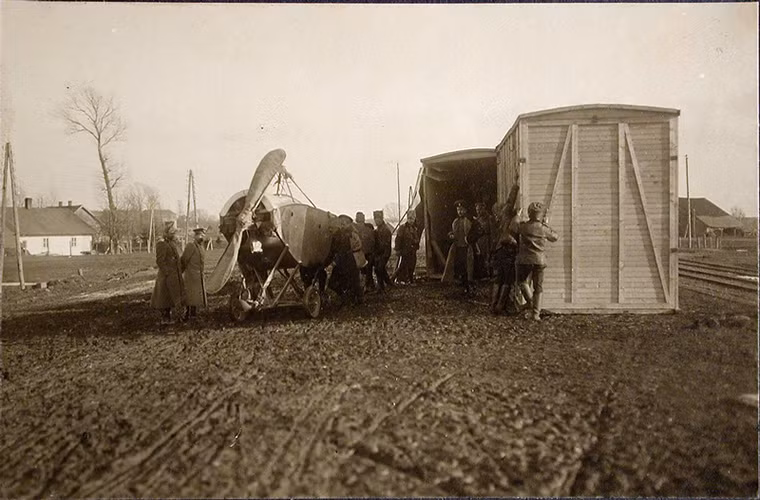 Trong ảnh là phần thân của một chiếc máy bay đã được lắp ráp hoàn chỉnh được chuyển đến bằng đường sắt, còn phần cánh của chúng được tháo rời để cho dễ vận chuyển. Đa phần các loại máy bay vào thời kỳ này đều được làm bằng gỗ do đó việc tháo lắp chúng cũng khá đơn giản.