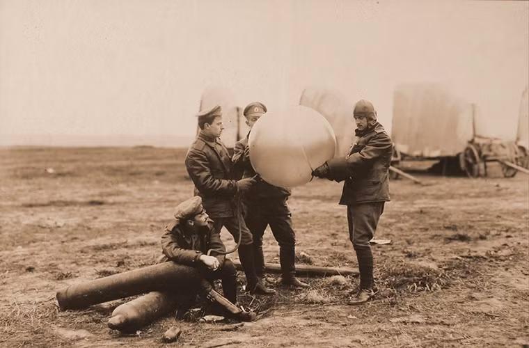 Những quả bóng được bơm khí Hidro được các phi công Nga sử dụng như một thiết bị đo khí tượng.