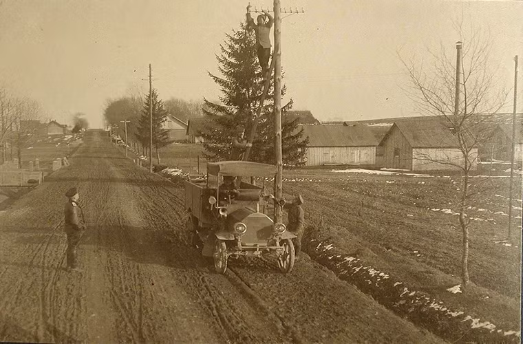 Mọi yêu cầu cơ bản nhất phục vụ cho mục đích quân sự tại sân bay này đều gần như không có, cả hệ thống đường dây điện thoại tại đây cũng chưa được xây dựng và các binh sĩ Nga buộc phải xây dựng cho mình một hệ thống đường dây liên lạc riêng.