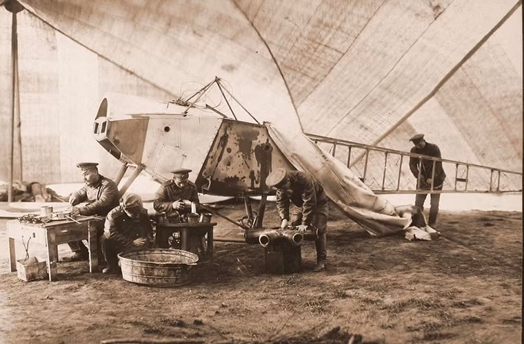 Bên trong một xưởng bảo dưỡng và sửa chữa máy bay của Không quân Nga, mọi thứ hầu như đều khá đơn giản. Động cơ được tháo ra để lau chùi, trong khi đó phần khung thân bằng gỗ và vỏ bằng vải bạc của chiếc máy bay cũng được chỉnh sửa lại.