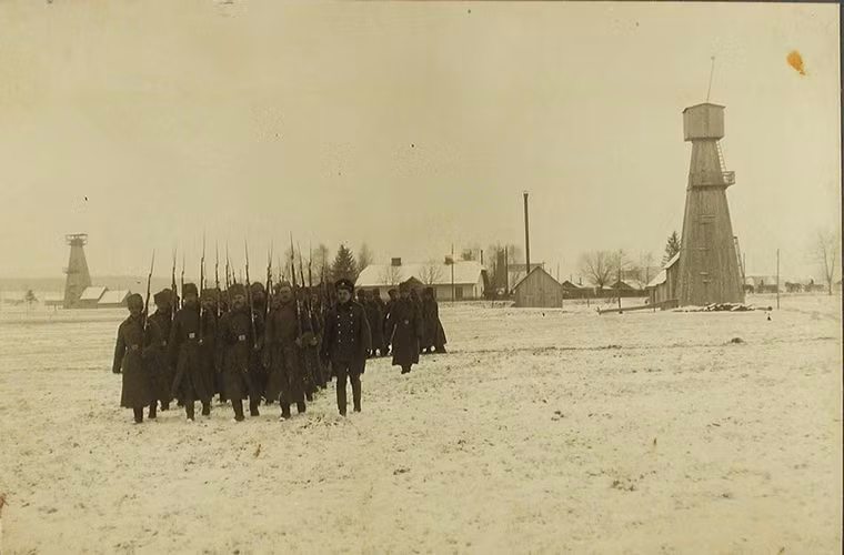 Dù là một đơn vị không quân nhưng tại đây thực sự không có nhiều máy bay cho lắm, thậm chí xe ngựa và ngựa còn nhiều hơn cả số máy bay có mặt tại sân bay này.