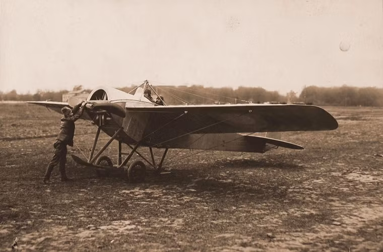 Trong ảnh các phi công Nga trên một chiếc máy bay thể thao Morane-Saulnier H do Pháp sản xuất.