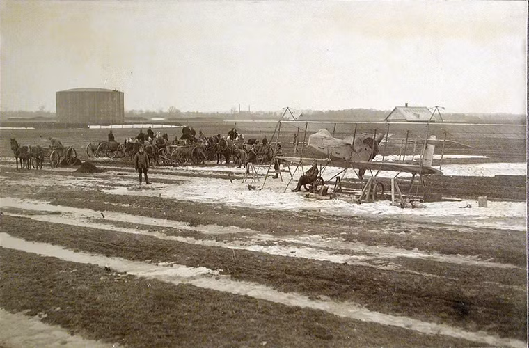 Mạng ES vừa cho đăng tải bộ sưu tập ảnh khá đặc biệt về một đơn vị thuộc Không quân Đế quốc Nga được chụp vào năm 1915 khi Chiến tranh Thế giới thứ I đang diễn ra. Và nó giúp ta hiểu được sự phát triển nhanh chóng của Không quân Nga trong hơn 100 năm qua .