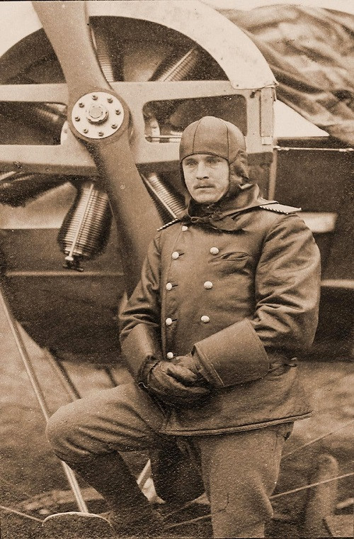 Một phi công Nga bên cạnh chiếc máy bay của mình.