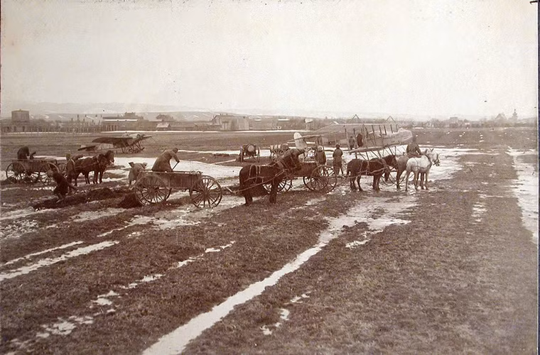 Bộ ảnh trên được chụp vào 1/1/1915, ngay sau khi kết thúc bữa tiệc chúc mừng năm mới các binh sĩ Nga đã phải quay trở lại sân bay nơi họ đang đóng quân. Trên thực tế sân bay này hoàn toàn không giống một sân bay quân sự đúng nghĩa với đường băng chỉ khoảng đất trống và đang trong tình ngập nước chỉ sau một cơn mưa.