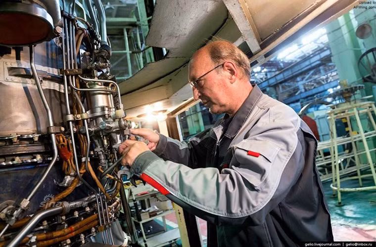 Ở Kuznetsov ta cũng sẽ dễ dàng bắt gặp những người thợ có tuổi đời khá cao vẫn còn làm việc tại nhà máy này, và không kỹ sư nào biết rõ về những động cơ này hơn họ.