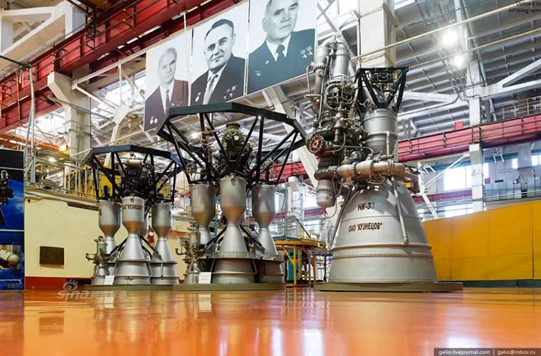 Trong ảnh là mô hình ba hệ thống động cơ đẩy nổi tiếng của Kuznetsov gồm RD-107A, RD-108A và Kuznetsov NK-33 chúng đều được trang bị cho các tên lửa đẩy của Liên Xô và Nga.