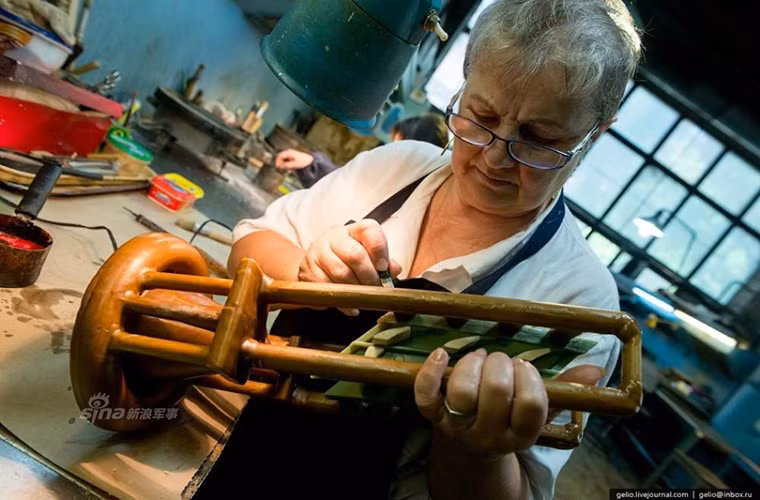 So với thời Liên Xô, công nghệ chế tạo động cơ hiện tại của Kuznetsov đã có nhiều sự thay đổi với tỉ lệ tự động hóa cao hơn, tuy nhiên vẫn có một số linh kiện có cấu trúc phức tạp cần tới bàn tay tỉ mỉ của những người thợ lành nghề tại Kuznetsov điều mà không loại máy móc nào có thể làm thay thế được.